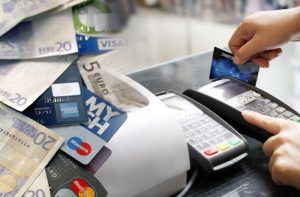 Μόνο με πλαστικό χρήμα και χωρίς ύπαρξη ακατάσχετου επαγγελματικού λογαριασμού το αφορολόγητο των αγροτών